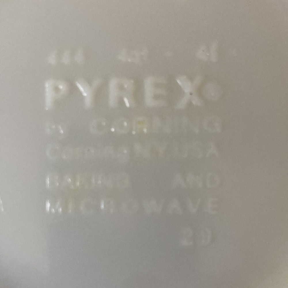 Vintage (c. 1972) “Butterfly Gold” Pyrex nesting bowl - Picture 2 of 9